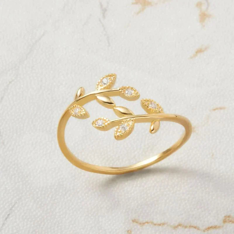 Goldener Ring mit Blattdesign und Zirkonia, eleganter Schmuck, Damenring, Geschenkidee.