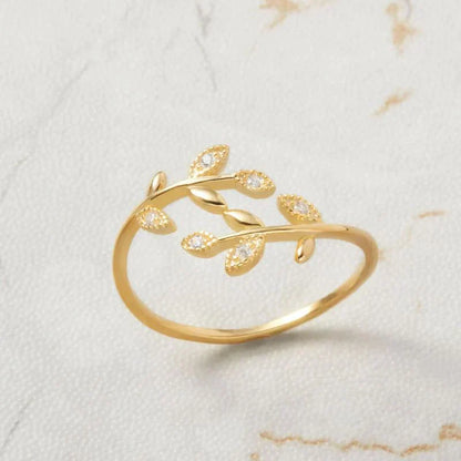 Goldener Ring mit Blattdesign und Zirkonia, eleganter Schmuck, Damenring, Geschenkidee.