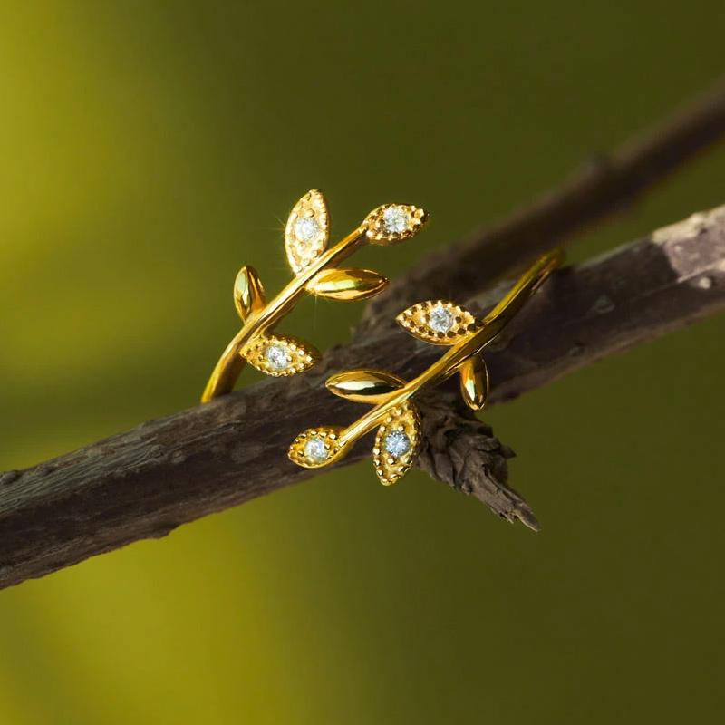 Goldener Blatt-Ring mit Zirkonia-Steinen, elegantes Schmuckdesign, Naturmotiv, Damenring.