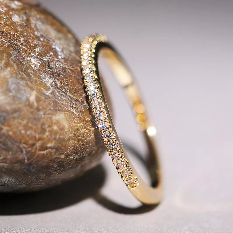 Goldener Diamantring mit Pavé-Fassung, funkelnd, elegantes Schmuckdesign, luxuriöses Accessoire.