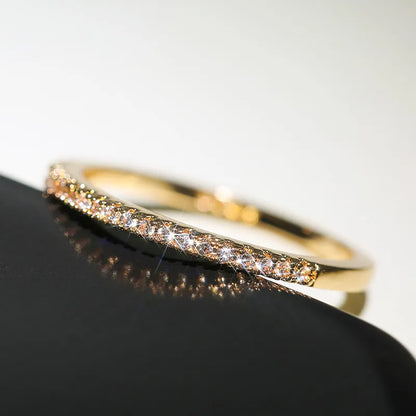 Goldener Diamantring, zierlich, funkelnd, elegantes Schmuckdesign, Verlobungsring, Damenmode.