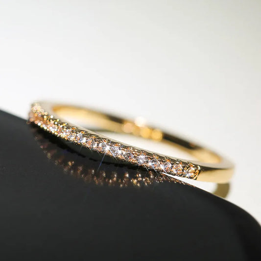 Goldener Diamantring, zierlich, funkelnd, elegantes Schmuckdesign, Verlobungsring, Damenmode.