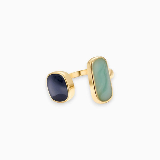 Goldener Ring mit blauem und grünem Edelstein, eleganter Schmuck, modisches Accessoire.