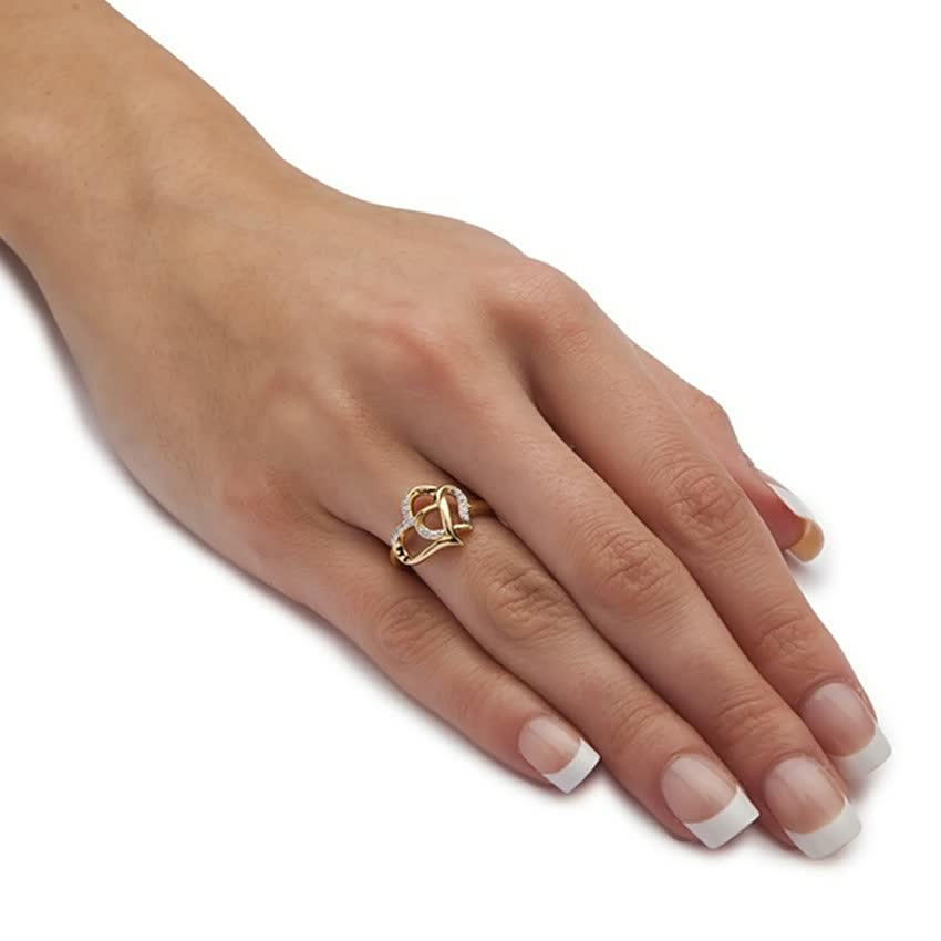 Goldener Herzring auf Hand, Damenring, Schmuck, Verlobungsring, elegantes Design, Geschenkidee.