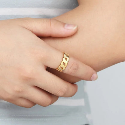 Goldener Herrenring, geometrisches Design, an Hand getragen, stilvoller Schmuck, Nahaufnahme.