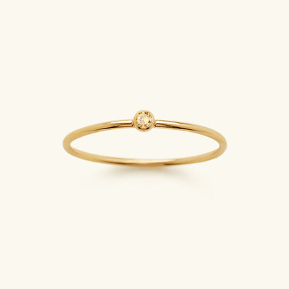 Goldener Ring mit gelbem Edelstein, minimalistisches Design, eleganter Schmuck für Damen.