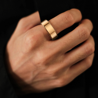 Goldener Herrenring aus Edelstahl, schlichtes Design, getragen an der Hand, Schmuck für Männer.