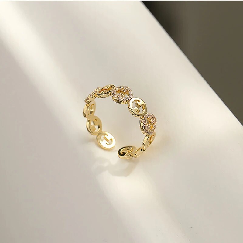 Goldener Damenring mit Zirkonia, verstellbar, modisches Schmuckdesign, glänzend, elegant.