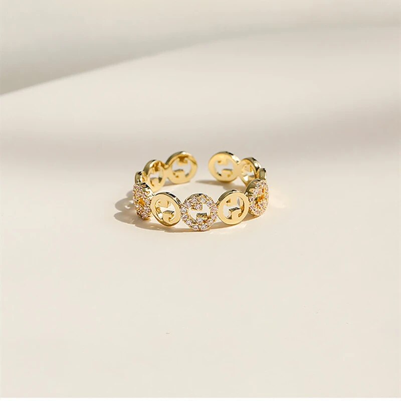 Goldener Ring mit funkelnden Zirkonia-Steinen, elegantes Schmuckdesign, modisches Accessoire.