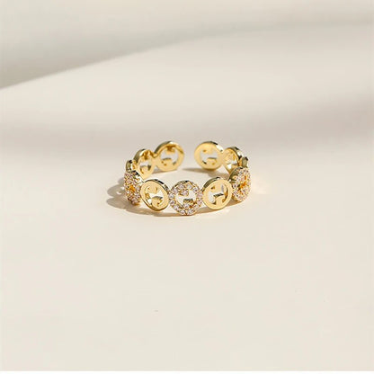 Goldener Ring mit funkelnden Zirkonia-Steinen, elegantes Schmuckdesign, modisches Accessoire.