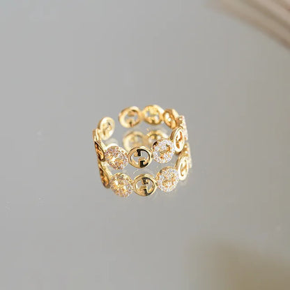 Goldener Damenring mit Zirkonia, filigranes Design, luxuriöser Schmuck, modisches Accessoire.