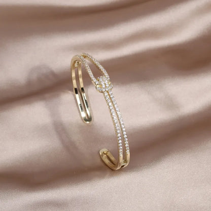 Goldenes Armreif mit Diamanten, elegantes Schmuckdesign, luxuriöses Accessoire für Damen.