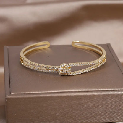 Goldenes Armband mit Strasssteinen, elegantes Design, Schmuck für Damen, Geschenkidee.