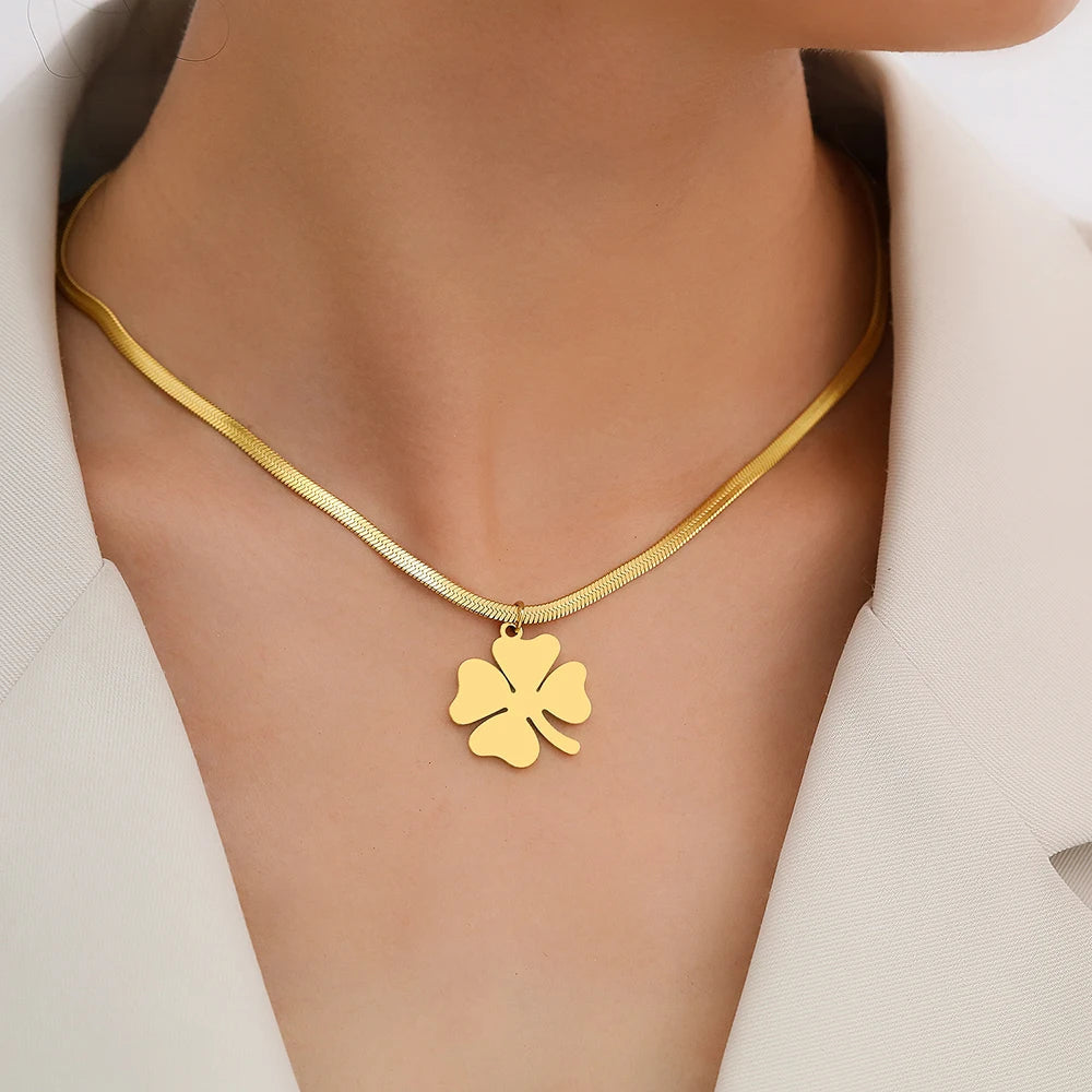 Goldene Halskette mit Kleeblatt-Anhänger, Damenmode, eleganter Schmuck, Glücksbringer.