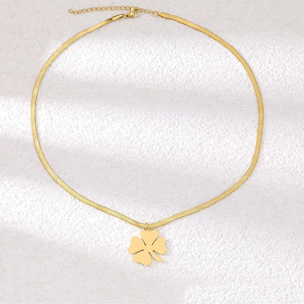 Goldene Halskette mit Kleeblatt-Anhänger, Schmuck, Damenaccessoire, modisch, elegant.