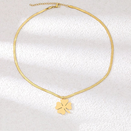 Goldene Halskette mit Kleeblatt-Anhänger, Schmuck, Damenaccessoire, modisch, elegant.