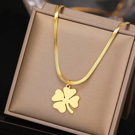 Goldene Halskette mit Kleeblatt-Anhänger, Schmuck, Geschenkidee, Glücksbringer, Damenaccessoire.