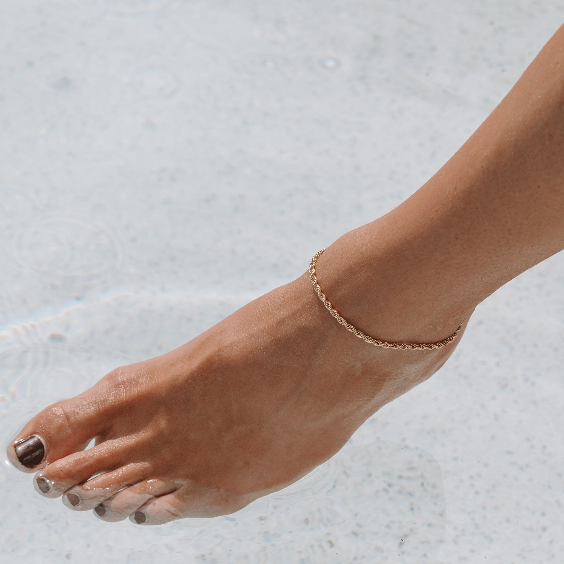 Goldene Fußkette aus Seilglieder, elegant, am Knöchel getragen, Schmuck am Strand.
