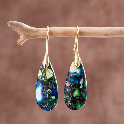 Grün-blaue Tränenohrringe mit imperialen Steinen, goldene Haken, handgefertigter Schmuck.