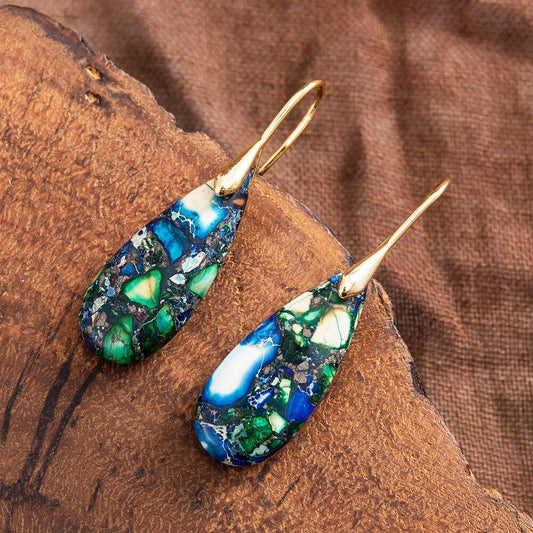 Grün-blaue Tropfenohrringe mit imperialen Steinen, goldener Haken, handgefertigter Schmuck.