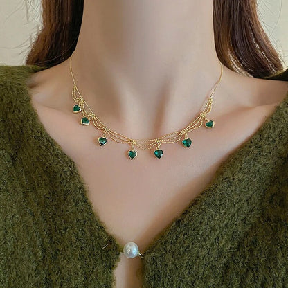 Goldene Halskette mit grünen Kristallherzen, ideal für Damenpartys, romantisches Design.