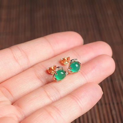 Grüne Jade-Ohrringe, rund, goldene Fassung, handgehalten, eleganter Schmuck.