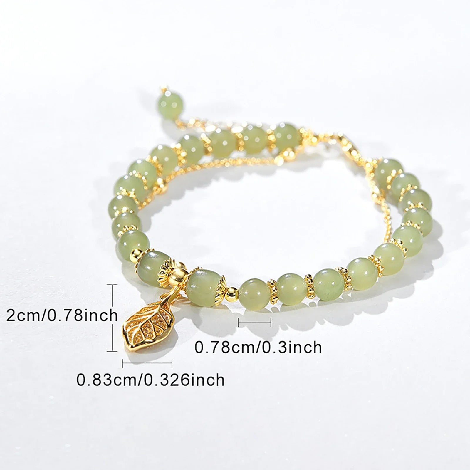 Grünes Jade-Armband mit goldenen Akzenten, verstellbar, 2cm Durchmesser, Schmuck für Damen.