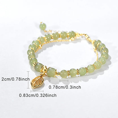 Grünes Jade-Armband mit goldenen Akzenten, verstellbar, 2cm Durchmesser, Schmuck für Damen.