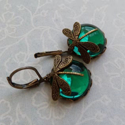 Grüne Ohrringe mit Libellenmotiv, Vintage-Stil, bronzefarben, Schmuckaccessoire.