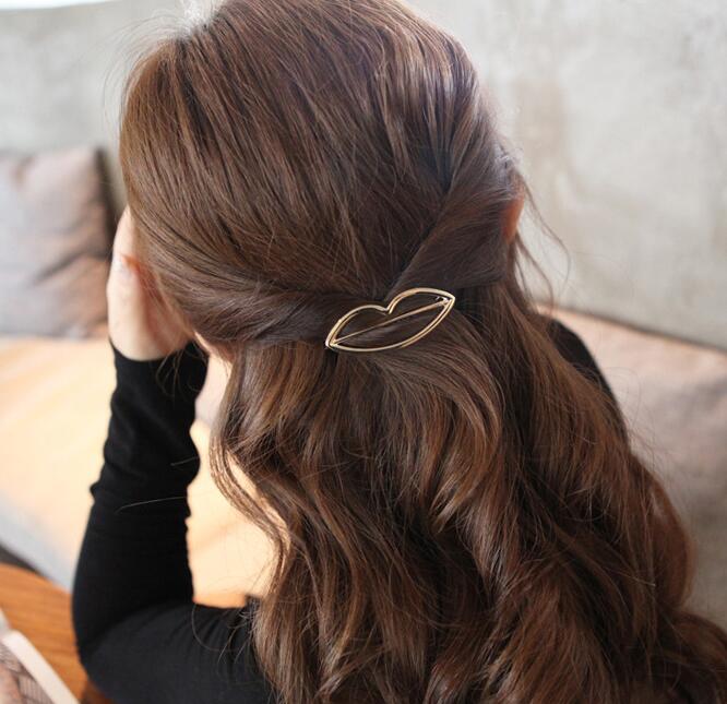 Frau mit braunem Haar und goldener Lippen-Haarspange, modisches Accessoire, stilvoller Look.