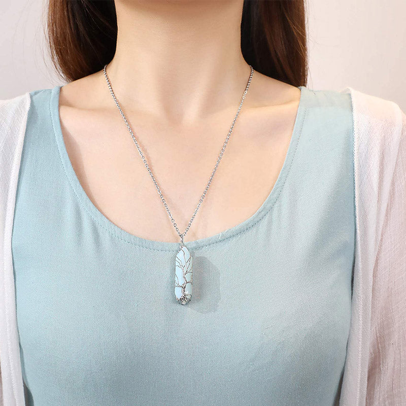 Frau mit türkisfarbenem Anhänger-Halskette, silberne Kette, elegantes Schmuckdesign.