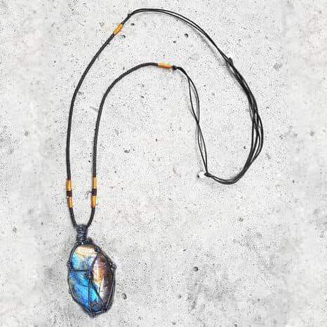 Handgefertigte Halskette mit blauem Kristallanhänger, schwarzes Lederband, Boho-Schmuck.