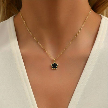 Goldene Halskette mit schwarzem Blumenanhänger, eleganter Schmuck für Damen, modisches Accessoire.