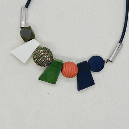 Bunte Halskette mit geometrischen Anhängern, handgefertigt, modern, Schmuck, Damenaccessoire.