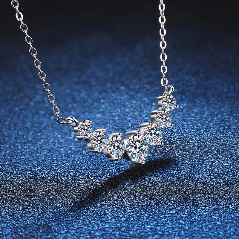 Silberne Halskette mit funkelnden Kristallen auf blauem Hintergrund, eleganter Schmuck.