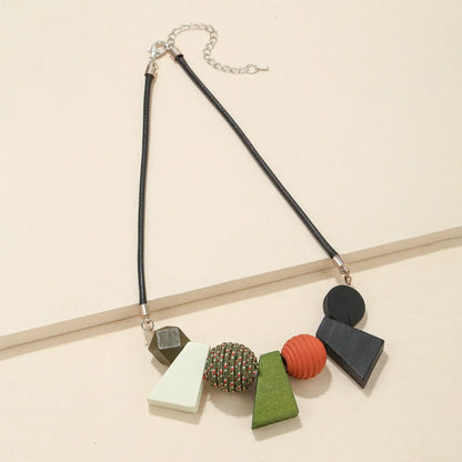 Geometrische Halskette, bunte Holzperlen, verstellbares Lederband, modisches Accessoire