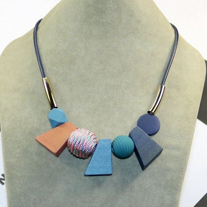 Moderner geometrischer Halskette mit bunten Holzperlen auf schwarzem Band, Damen Schmuck.