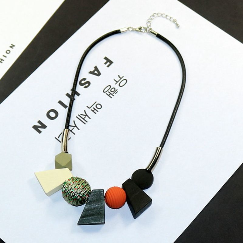 Moderne Halskette mit geometrischen Anhängern, schwarz, bunt, Damenmode, Schmuckaccessoire.