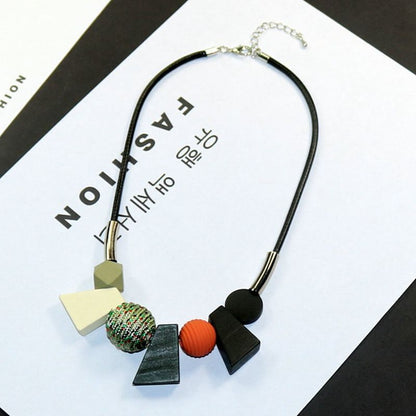 Moderne Halskette mit geometrischen Anhängern, schwarz, bunt, Damenmode, Schmuckaccessoire.