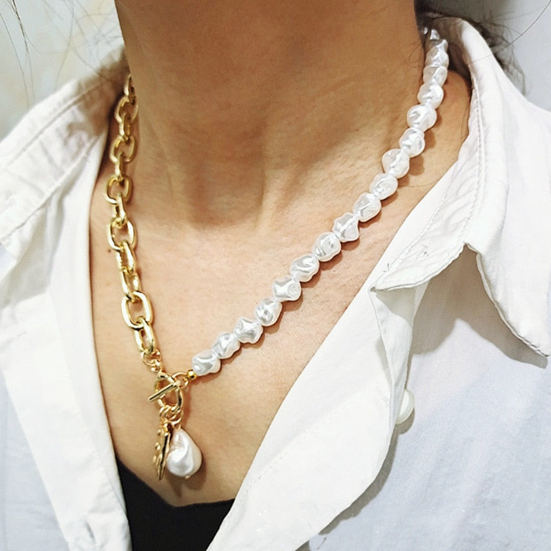 Goldene Halskette mit weißen Perlen, modisches Schmuckstück für Damen, elegantes Design.