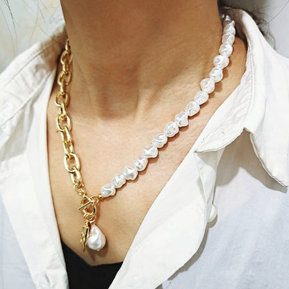 Goldene Halskette mit weißen Perlen, modisches Schmuckstück für Damen, elegantes Design.