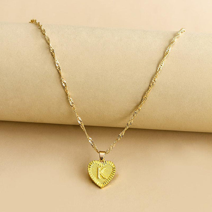 Goldene Herz-Halskette, gedrehtes Design, eleganter Schmuck, Damenaccessoire, Geschenkidee.