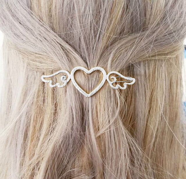 Herz-Haarspange mit Flügeln, silber, für Damenfrisuren, romantisches Accessoire, Geschenkidee.