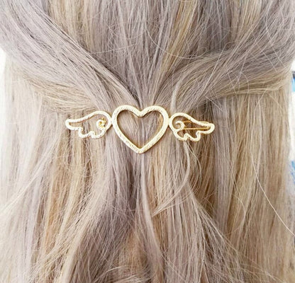 Goldene Herz-Haarspange mit Flügeln, elegantes Accessoire für Damenfrisuren.
