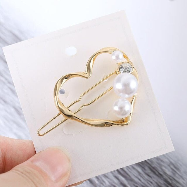 Goldene Herz-Haarspange mit Perlen, modisches Accessoire, eleganter Haarschmuck, Damenmode.