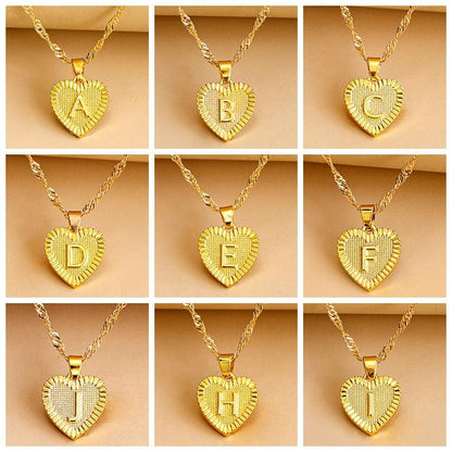 Goldene Herzanhänger mit Buchstaben A-I, personalisierter Schmuck, Kette, Geschenkidee.