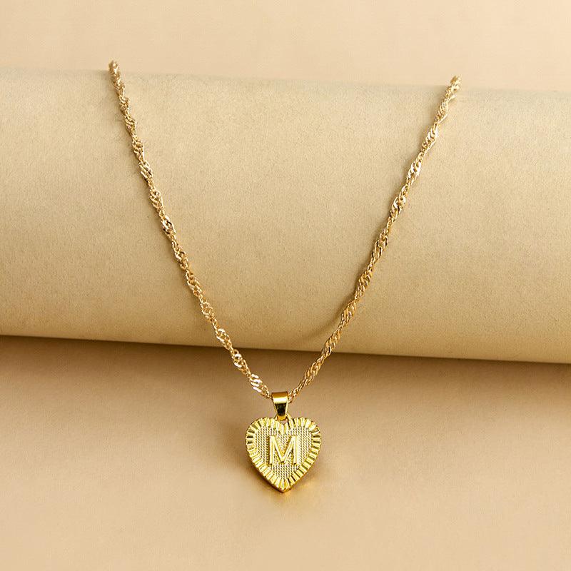 Goldene Herz-Halskette mit Buchstabe M, elegantes Schmuckstück, Geschenkidee für Frauen.