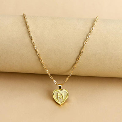 Goldene Herz-Halskette mit Buchstabe M, elegantes Schmuckstück, Geschenkidee für Frauen.