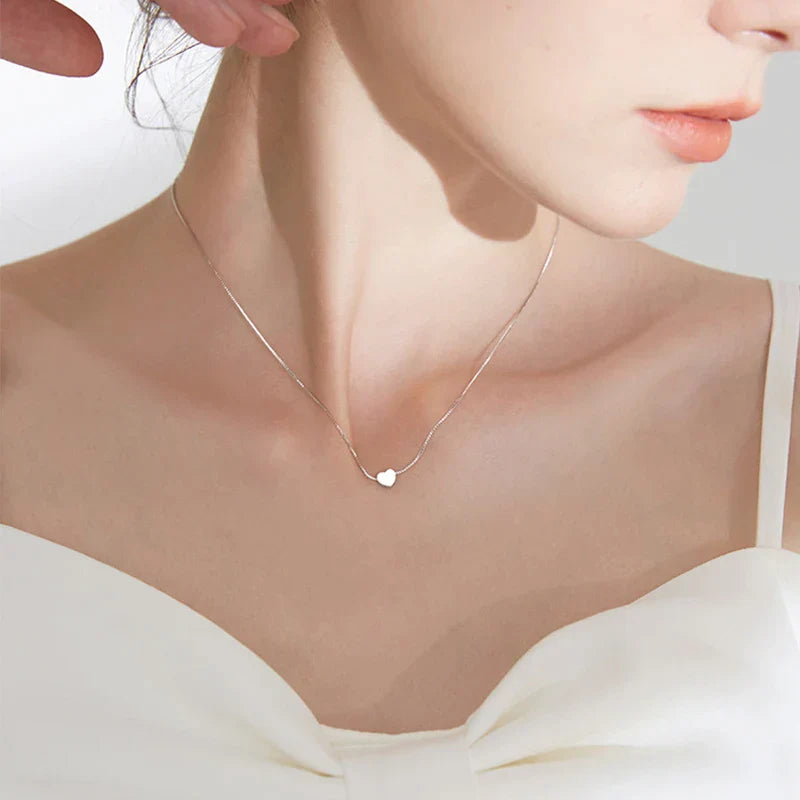 Silberne Herz-Halskette, minimalistisch, Damen-Schmuck, elegantes Design, Geschenkidee.