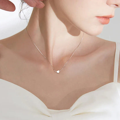 Silberne Herz-Halskette, minimalistisch, Damen-Schmuck, elegantes Design, Geschenkidee.
